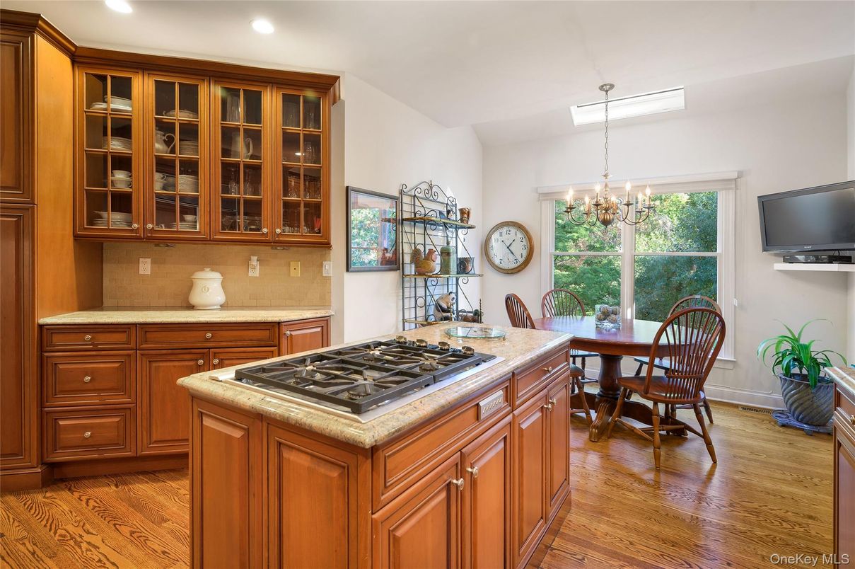Chandelier, Dining room, Interior, Kitchen, Recessed Lighting, Wood Texture Flooring