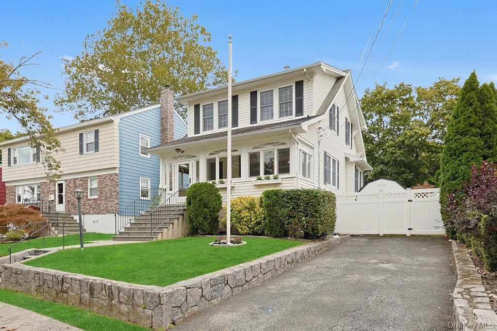 Exterior, Facade, American Foursquare