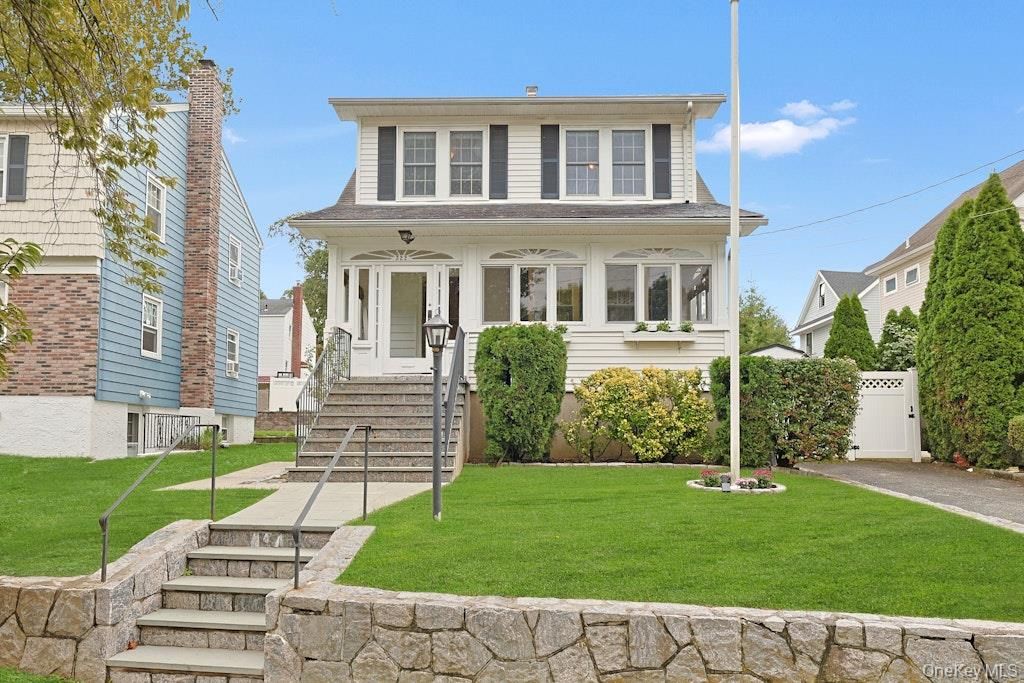Exterior, Facade, American Foursquare