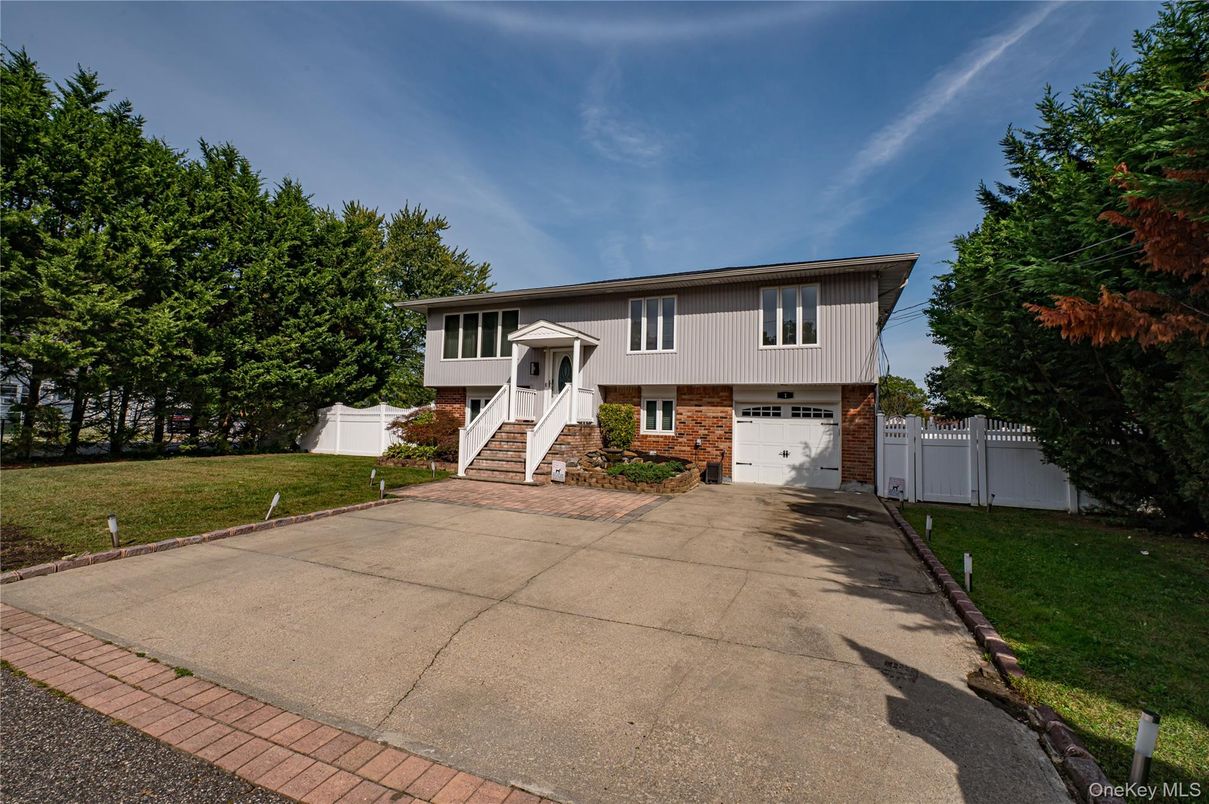 Attached, Exterior, Facade, Brick Facade, Raised Ranch