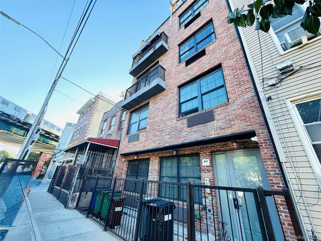 Exterior, Facade, Brick Facade, Rowhouse