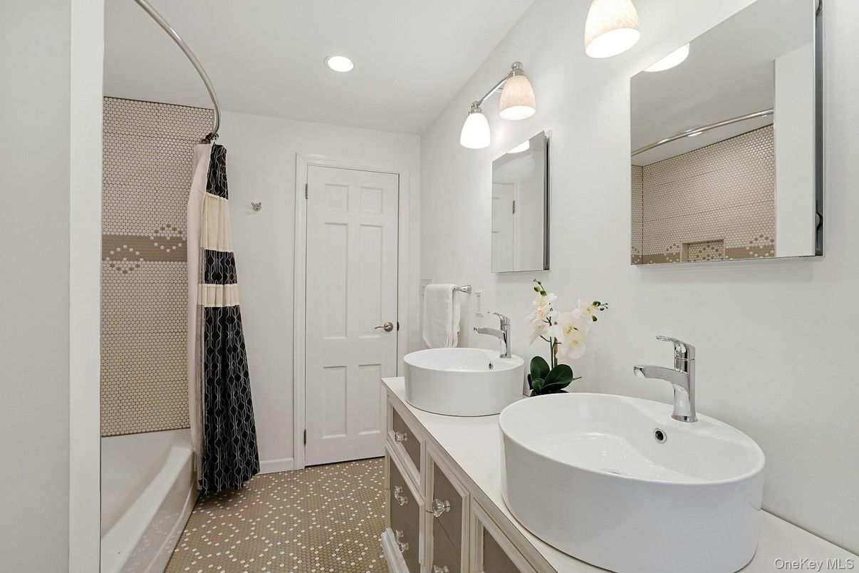 Bathroom, Dual Sink Vanities, Interior, Recessed Lighting