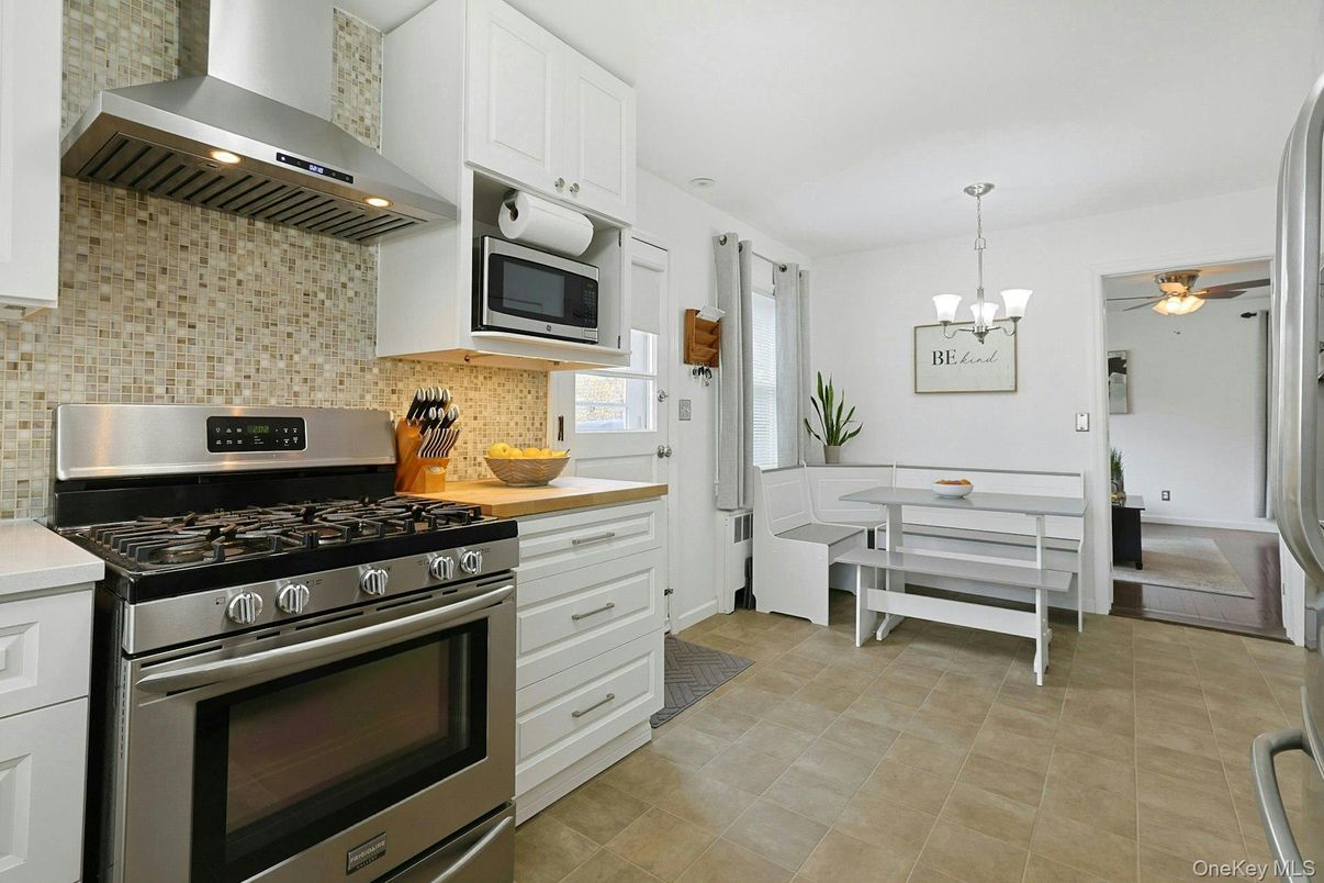 Chandelier, Dining room, Interior, Kitchen, Pendant Lights, Stainless Steel Appliances