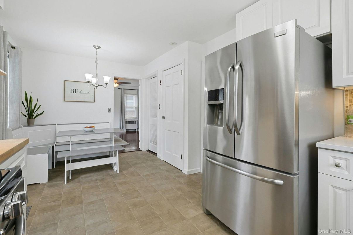 Chandelier, Dining room, Interior, Kitchen, Pendant Lights, Stainless Steel Appliances
