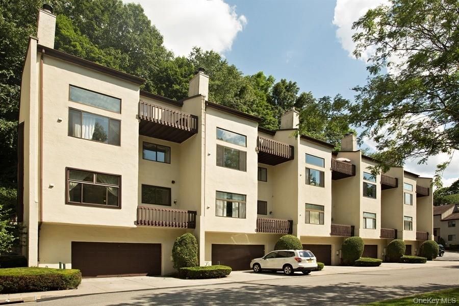 Attached, Exterior, Facade, Rowhouse
