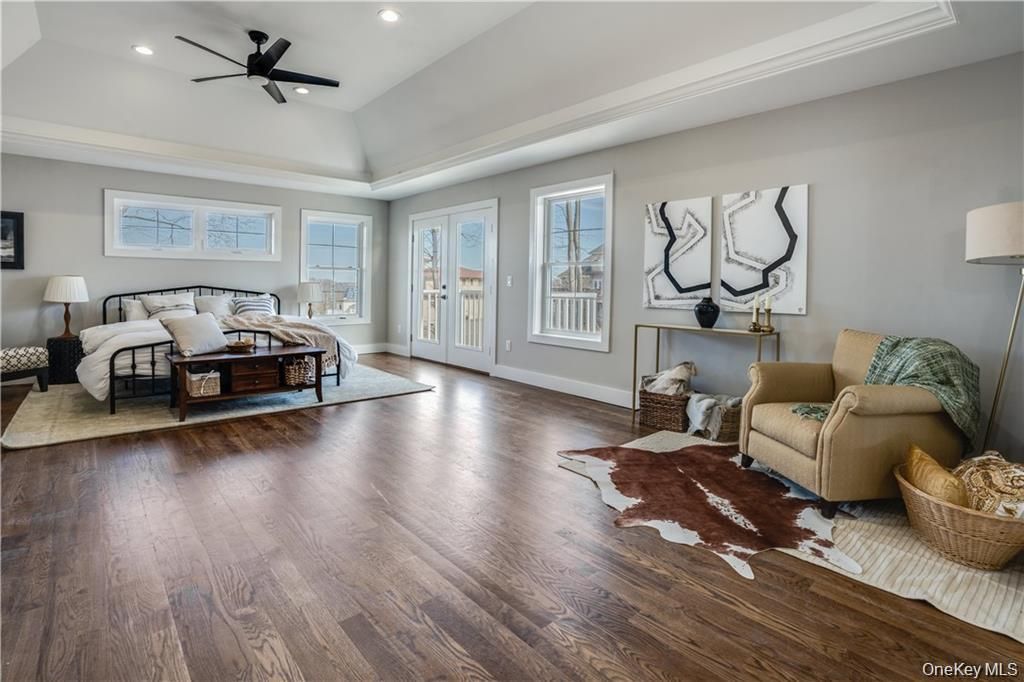 Bedroom, Interior, Living room, Recessed Lighting, Wood Texture Flooring