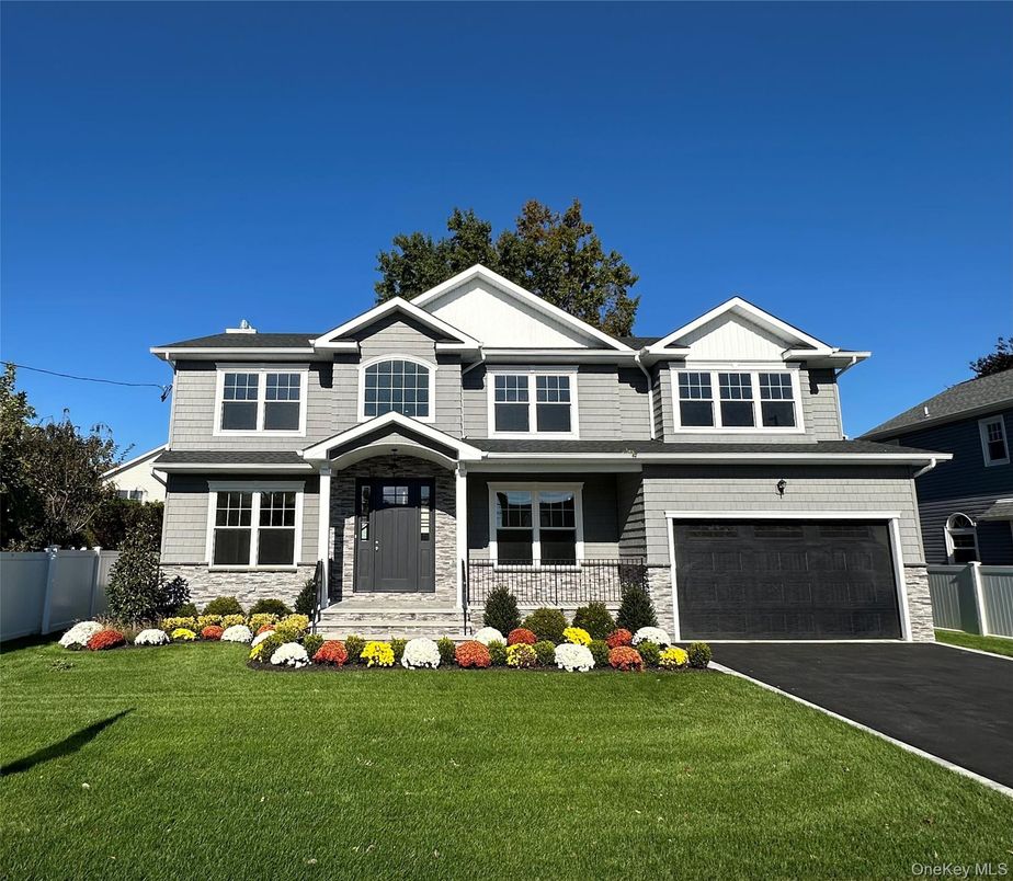 Attached, Exterior, Facade, American Craftsman