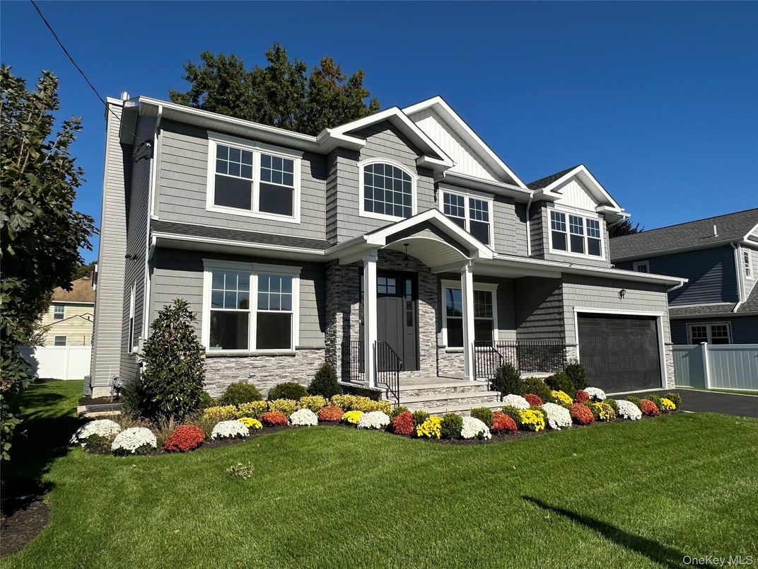 Attached, Exterior, Facade, American Craftsman