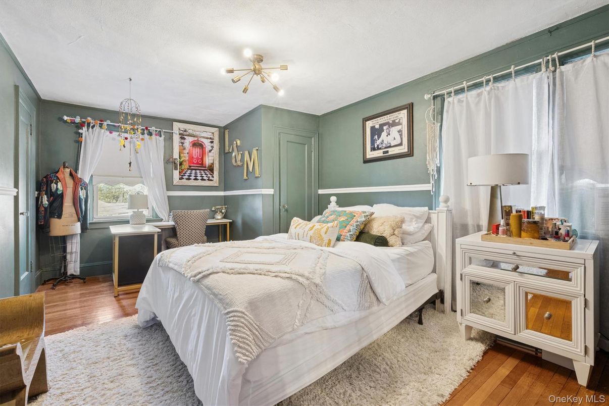 Bedroom, Interior, Pendant Lights, Wood Texture Flooring