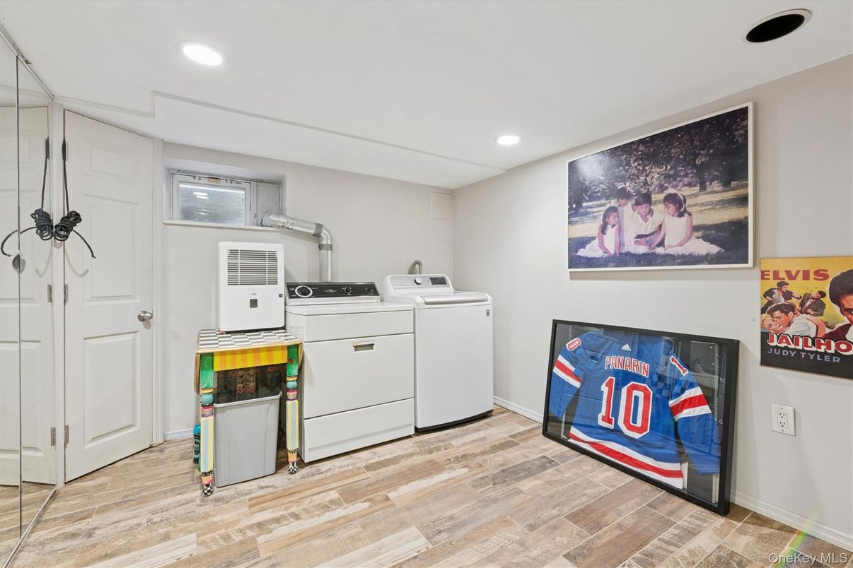 Interior, Recessed Lighting, Washer, Wood Texture Flooring