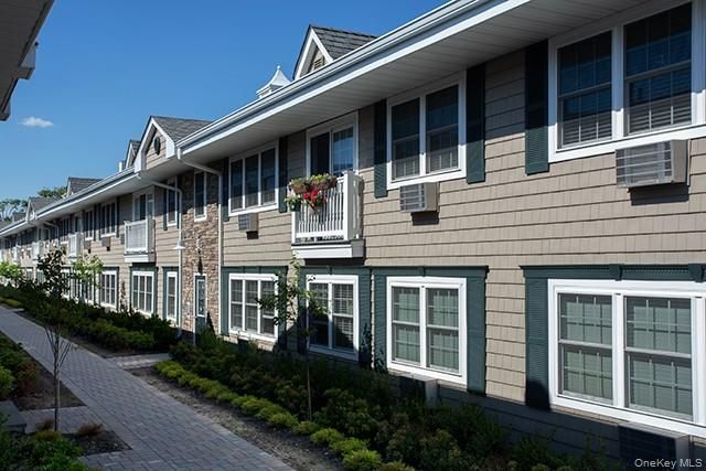 Exterior, Facade, Rowhouse