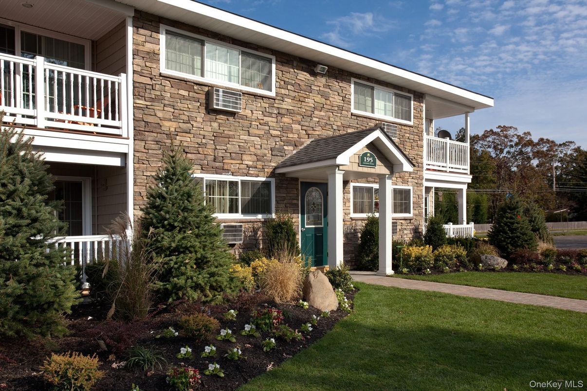 Exterior, Facade, Rowhouse