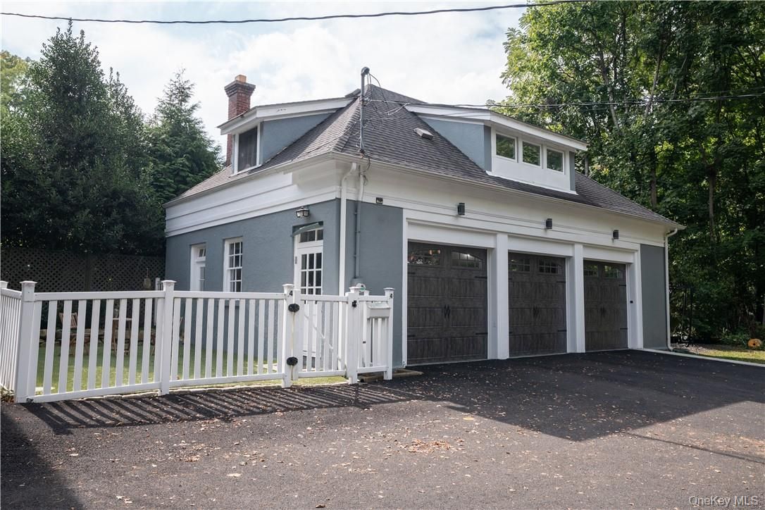 Attached, Exterior, Facade, Queen Anne Victorian