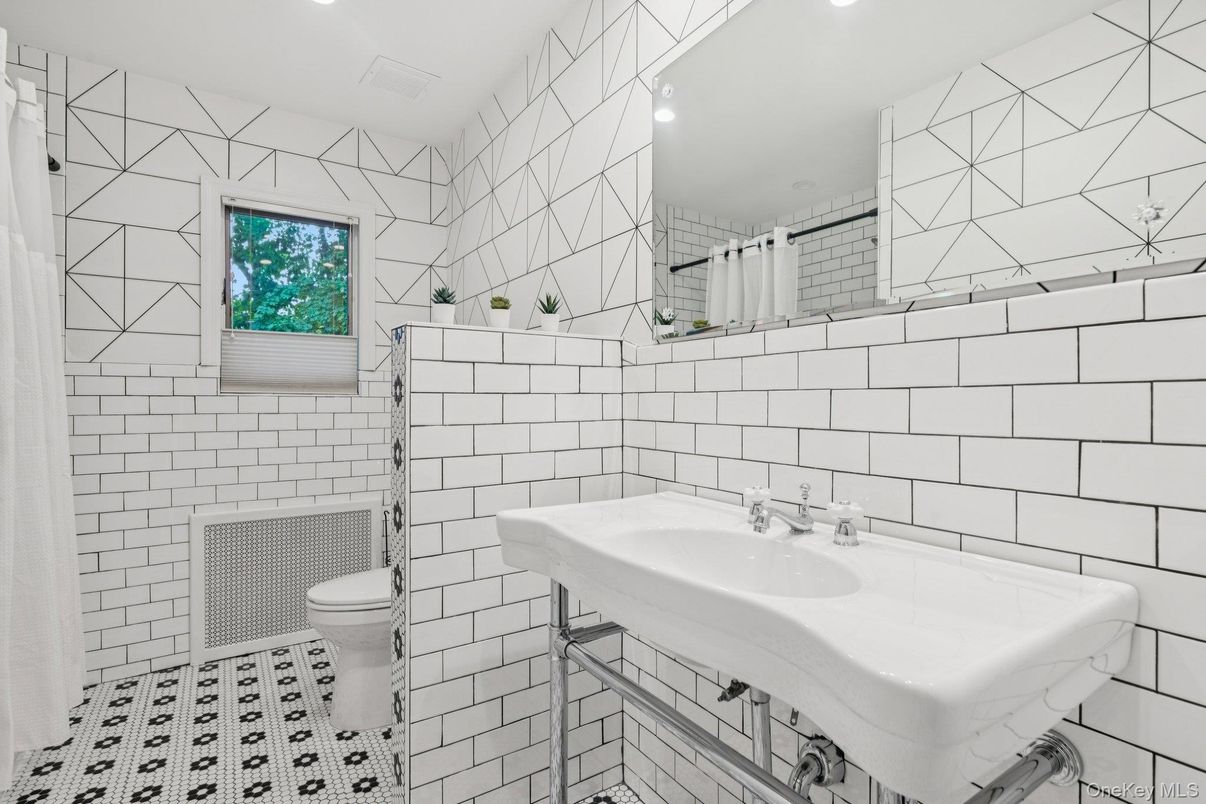 Bathroom, Interior, Recessed Lighting