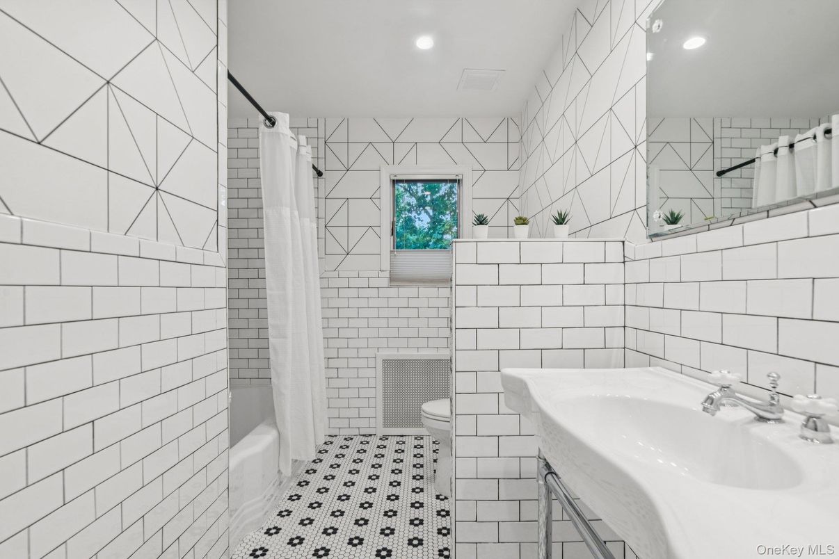 Bathroom, Interior, Recessed Lighting