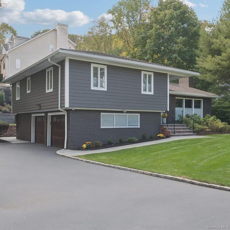 Attached, Exterior, Facade, Brick Facade, Raised Ranch