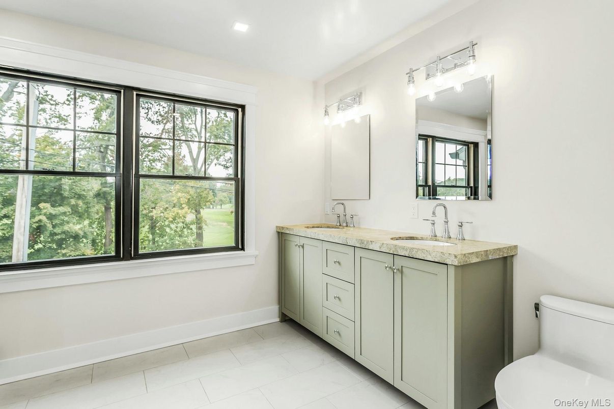 Bathroom, Dual Sink Vanities, Interior, Recessed Lighting