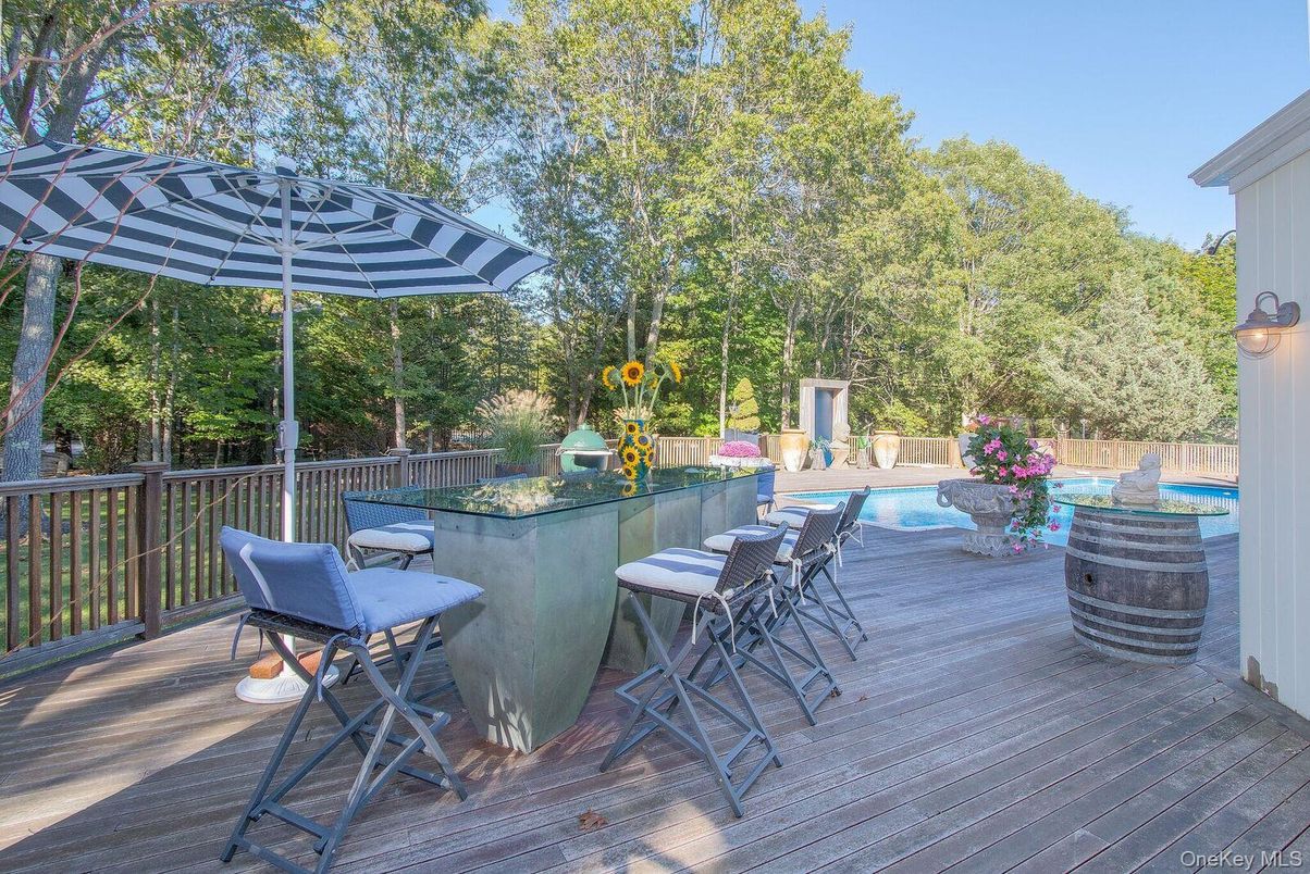 Exterior, Outdoor Kitchen, Pool