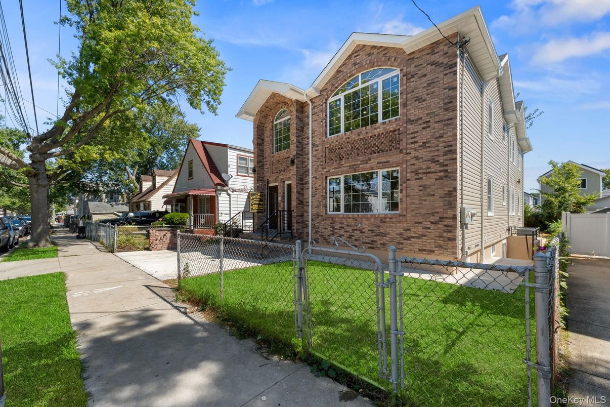 Exterior, Facade, Brick Facade, Rowhouse