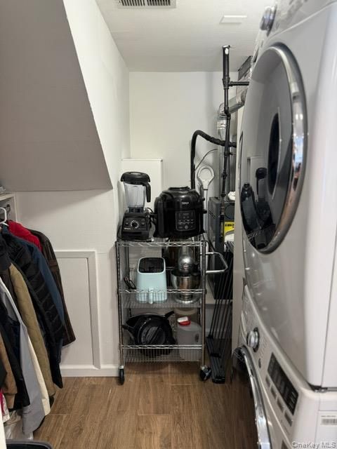 Fitness Equipment, Interior, Washer, Wood Texture Flooring