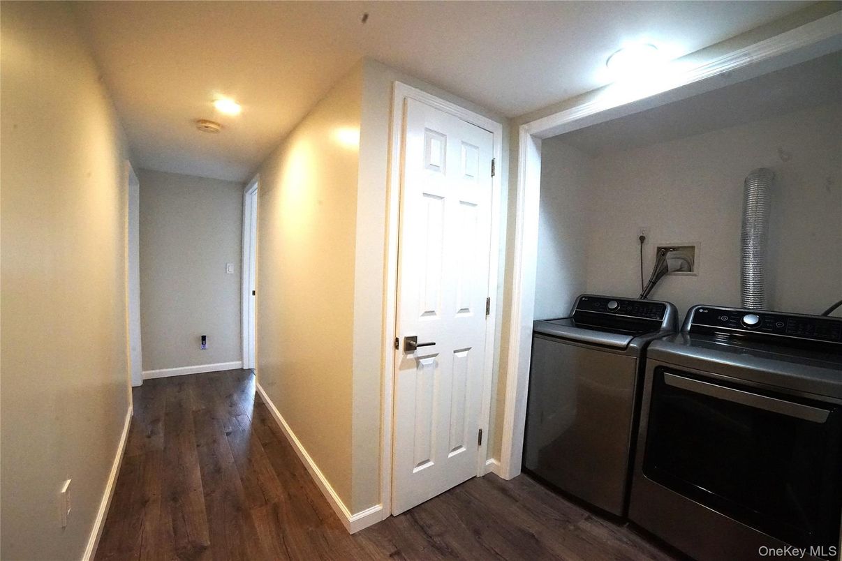 Interior, Recessed Lighting, Washer, Wood Texture Flooring