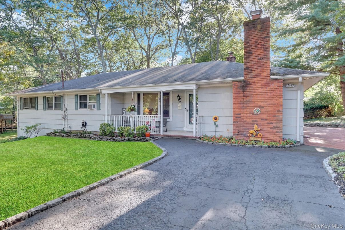 Exterior, Facade, Brick Facade, Ranch