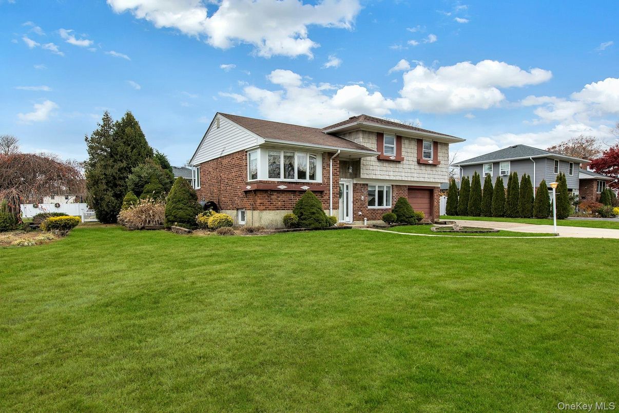 Attached, Exterior, Facade, Brick Facade, Split Level