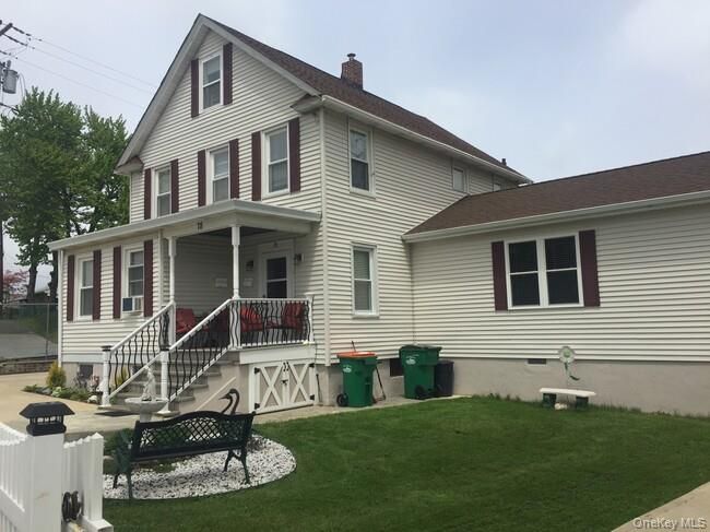 Backyard, Exterior, Facade, Queen Anne Victorian