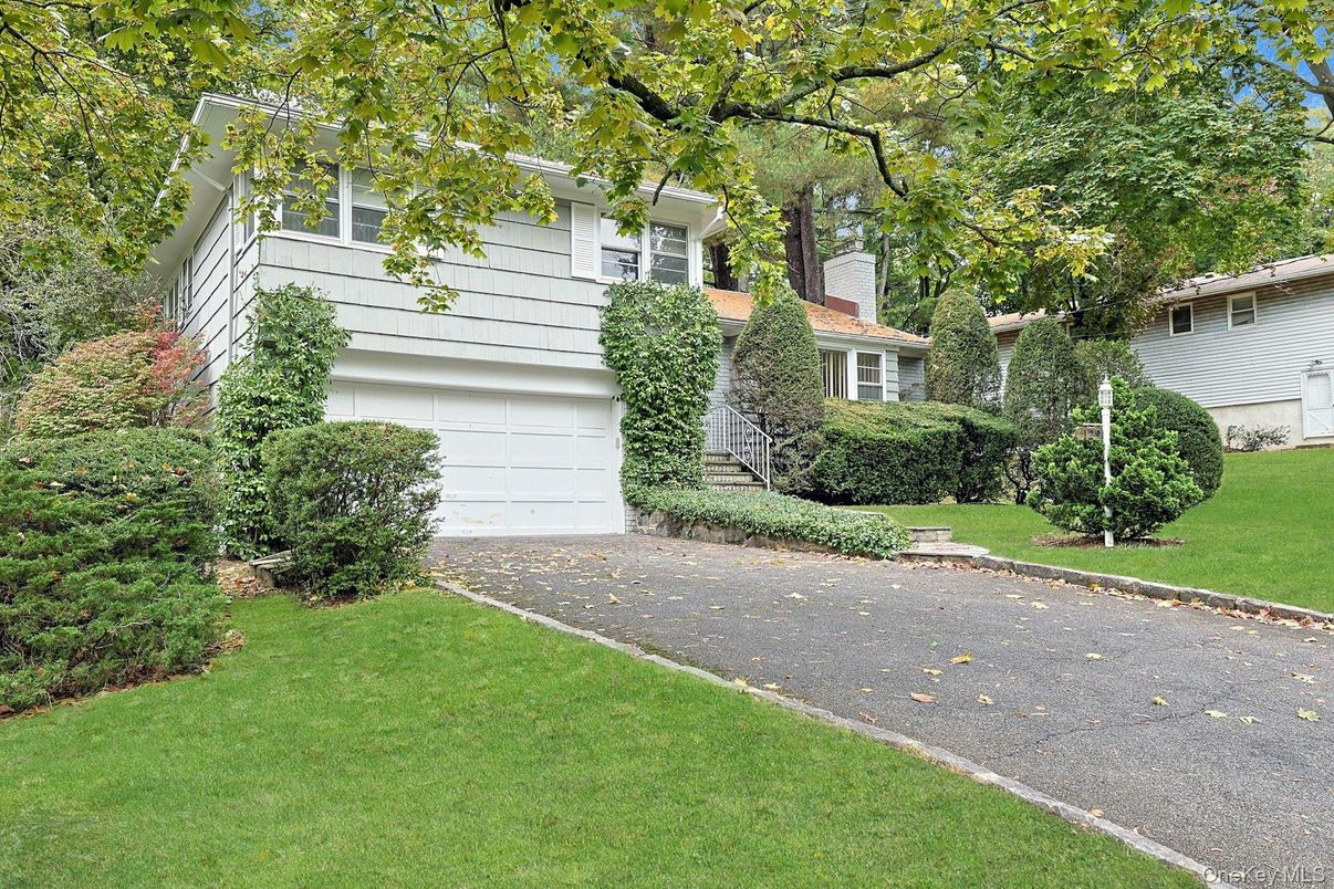 Attached, Exterior, Facade, Split Level