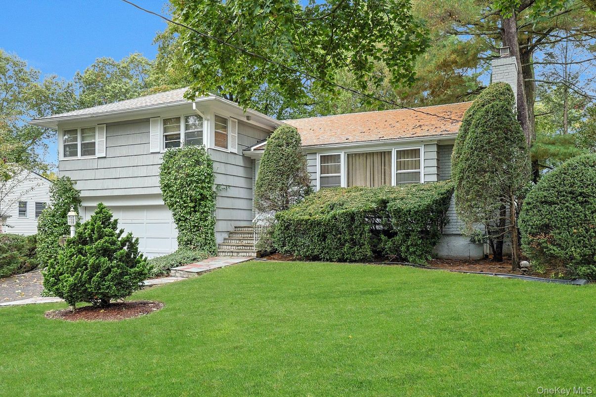 Attached, Exterior, Facade, Split Level