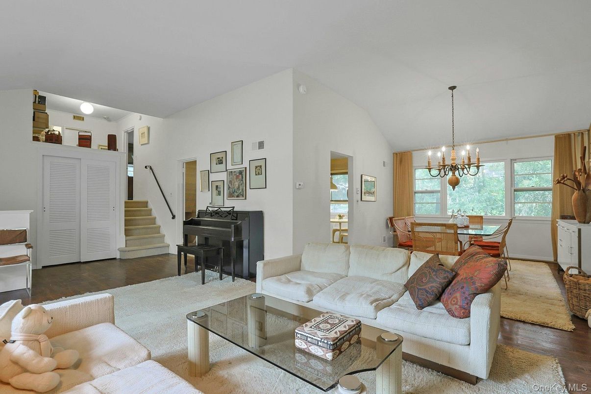 Chandelier, Dining room, Interior, Living room, Piano, Wood Texture Flooring