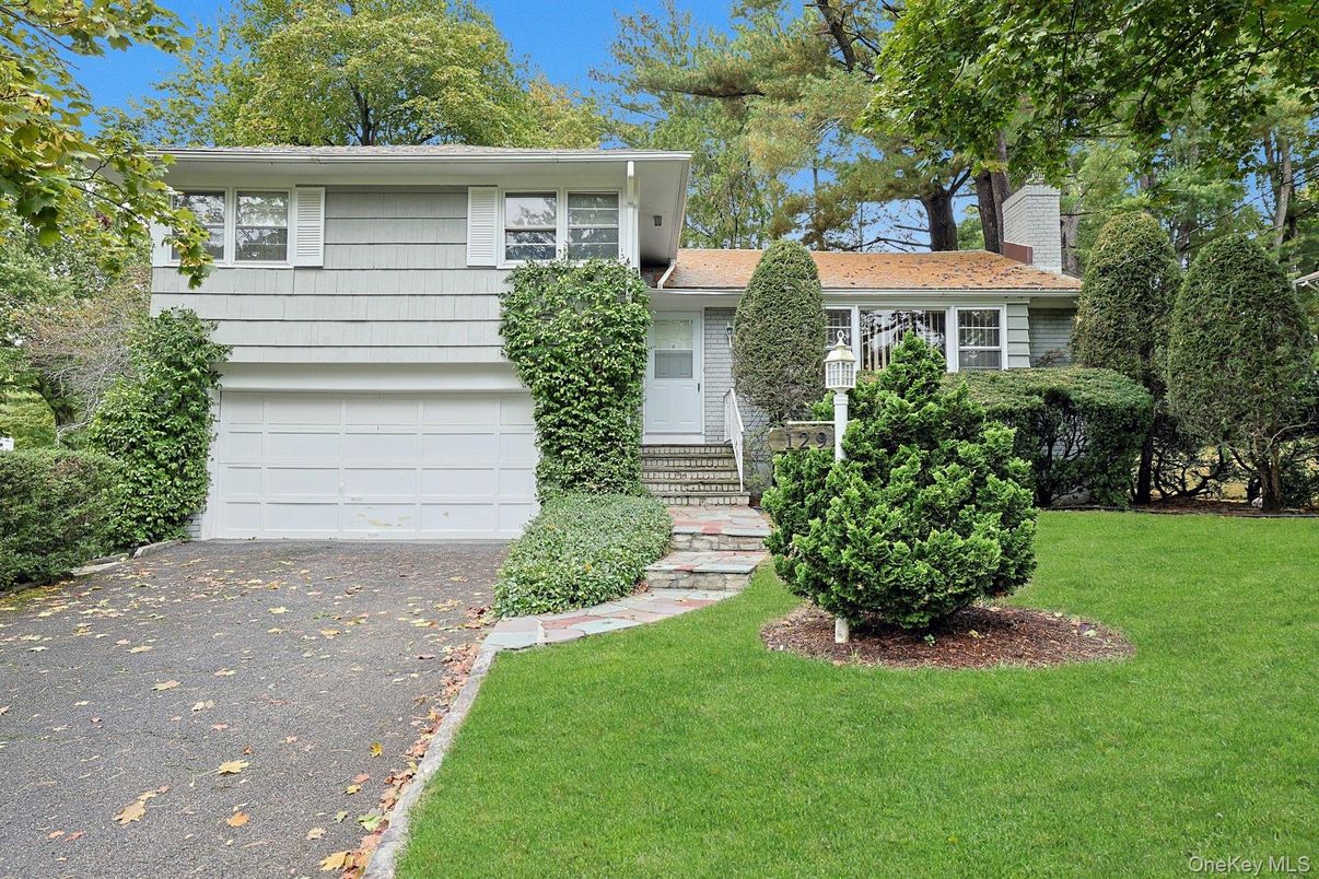 Attached, Exterior, Facade, Split Level