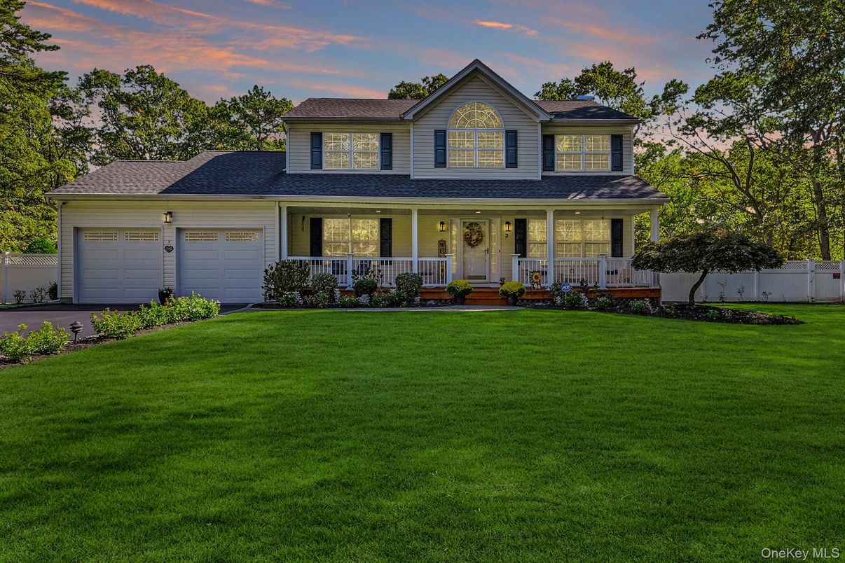 Attached, Exterior, Facade, Farmhouse