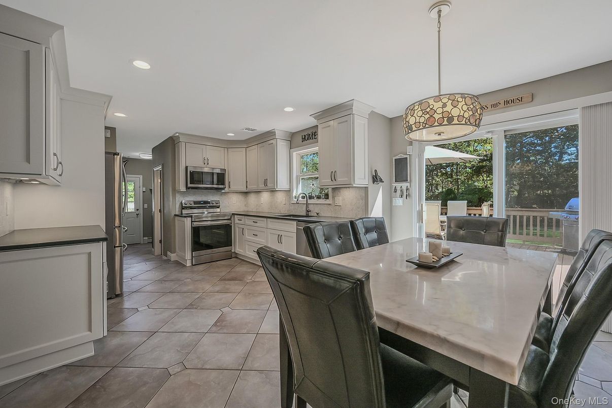 Dining room, Interior, Kitchen, Pendant Lights, Recessed Lighting, Stainless Steel Appliances