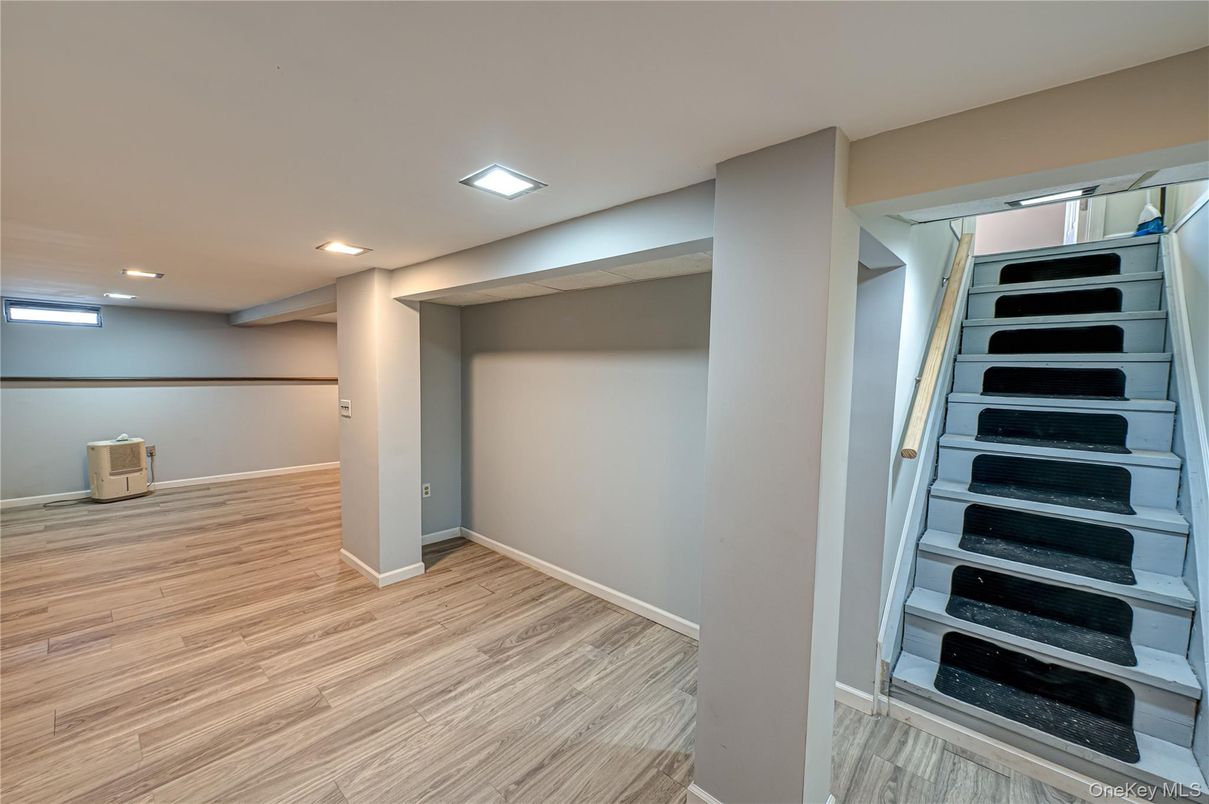 Interior, Recessed Lighting, Walk-in Closets, Wood Texture Flooring