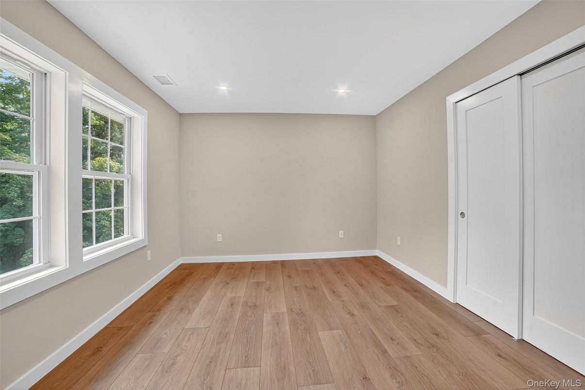 Empty room, Interior, Recessed Lighting, Wood Texture Flooring