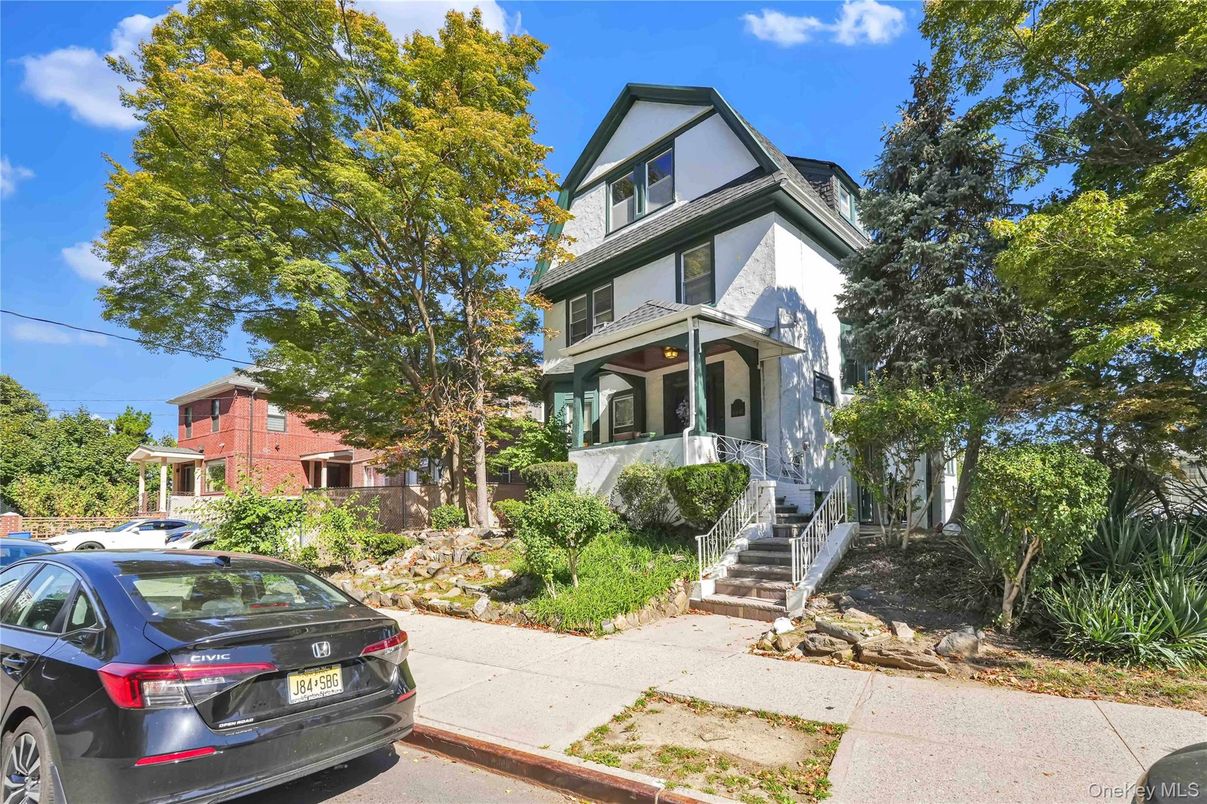 Exterior, Facade, Queen Anne Victorian