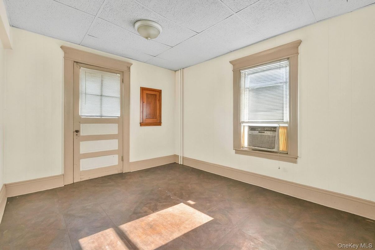 Empty room, Interior