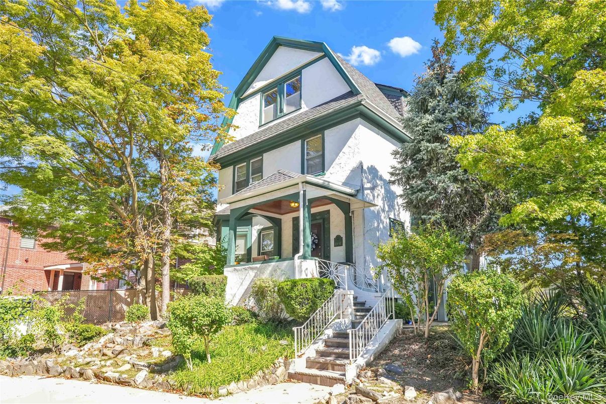 Exterior, Facade, Queen Anne Victorian