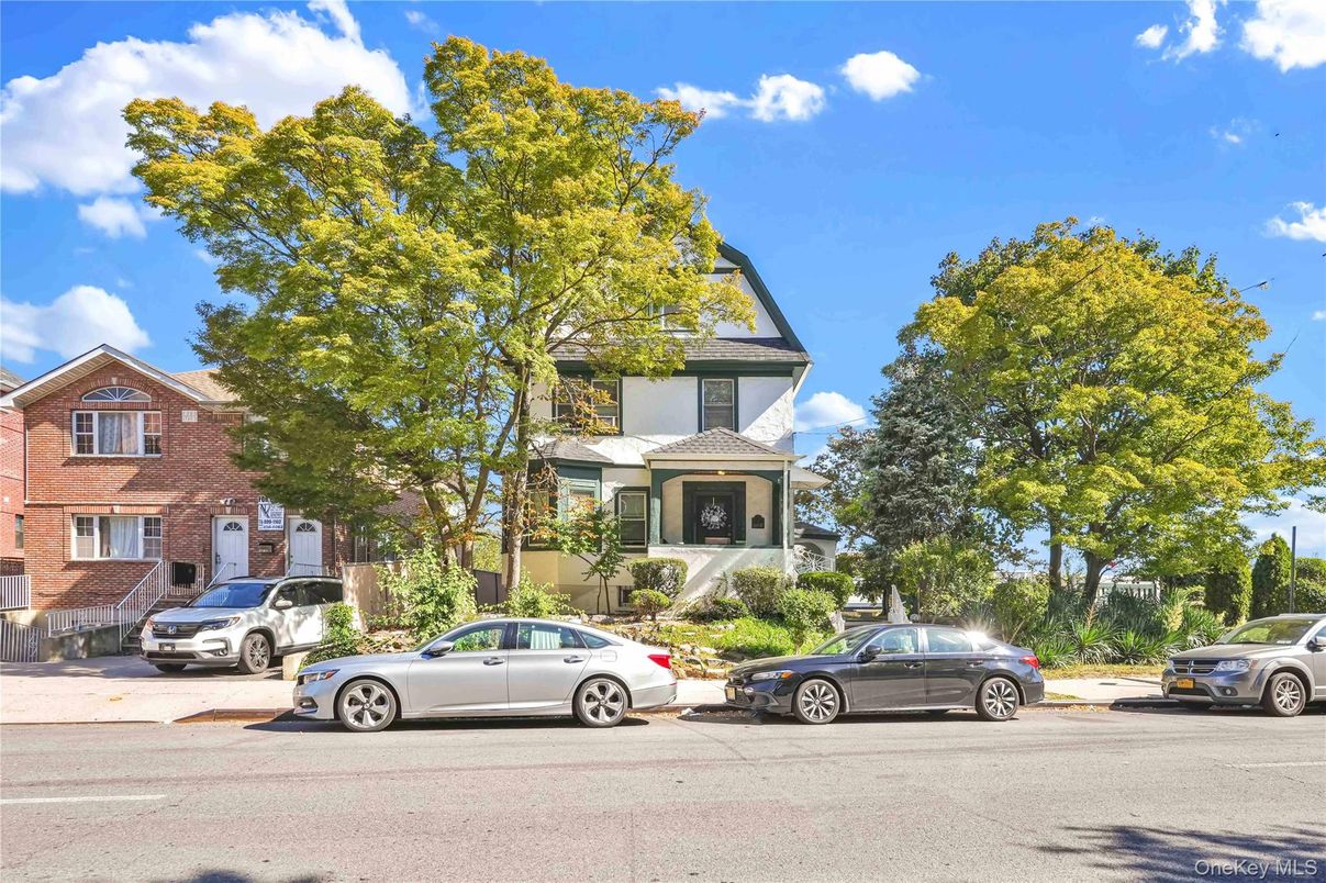 Exterior, Facade, Brick Facade, Queen Anne Victorian