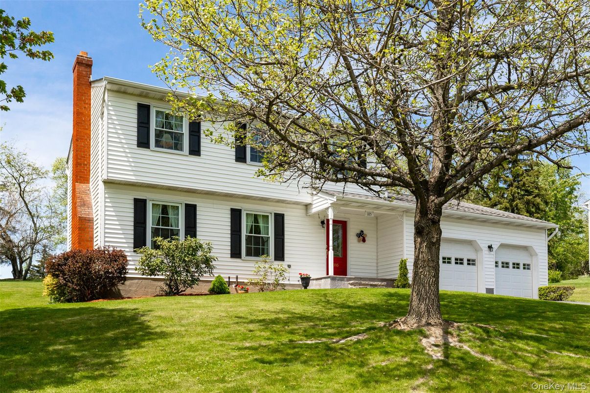 Attached, Exterior, Facade, Split Level