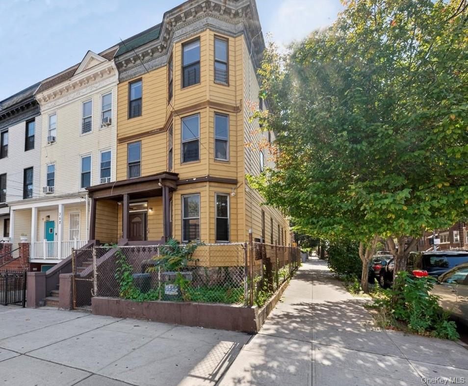 Exterior, Facade, Rowhouse