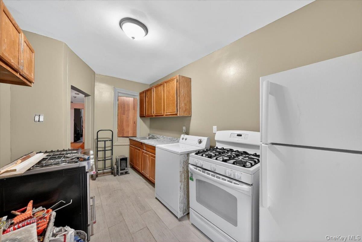 Interior, Kitchen, Washer, Wood Texture Flooring