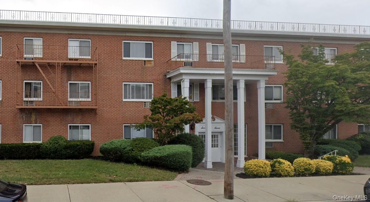 Exterior, Facade, Brick Facade, Georgian