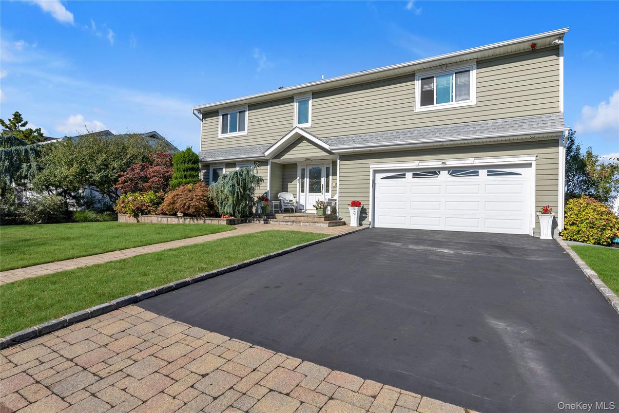 Attached, Exterior, Facade, Mediterranean