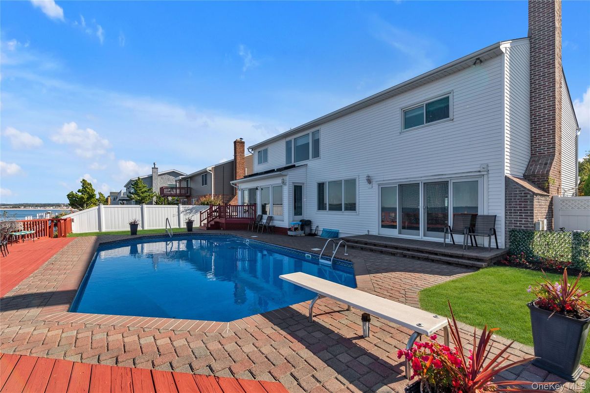 Exterior, Pool, Water