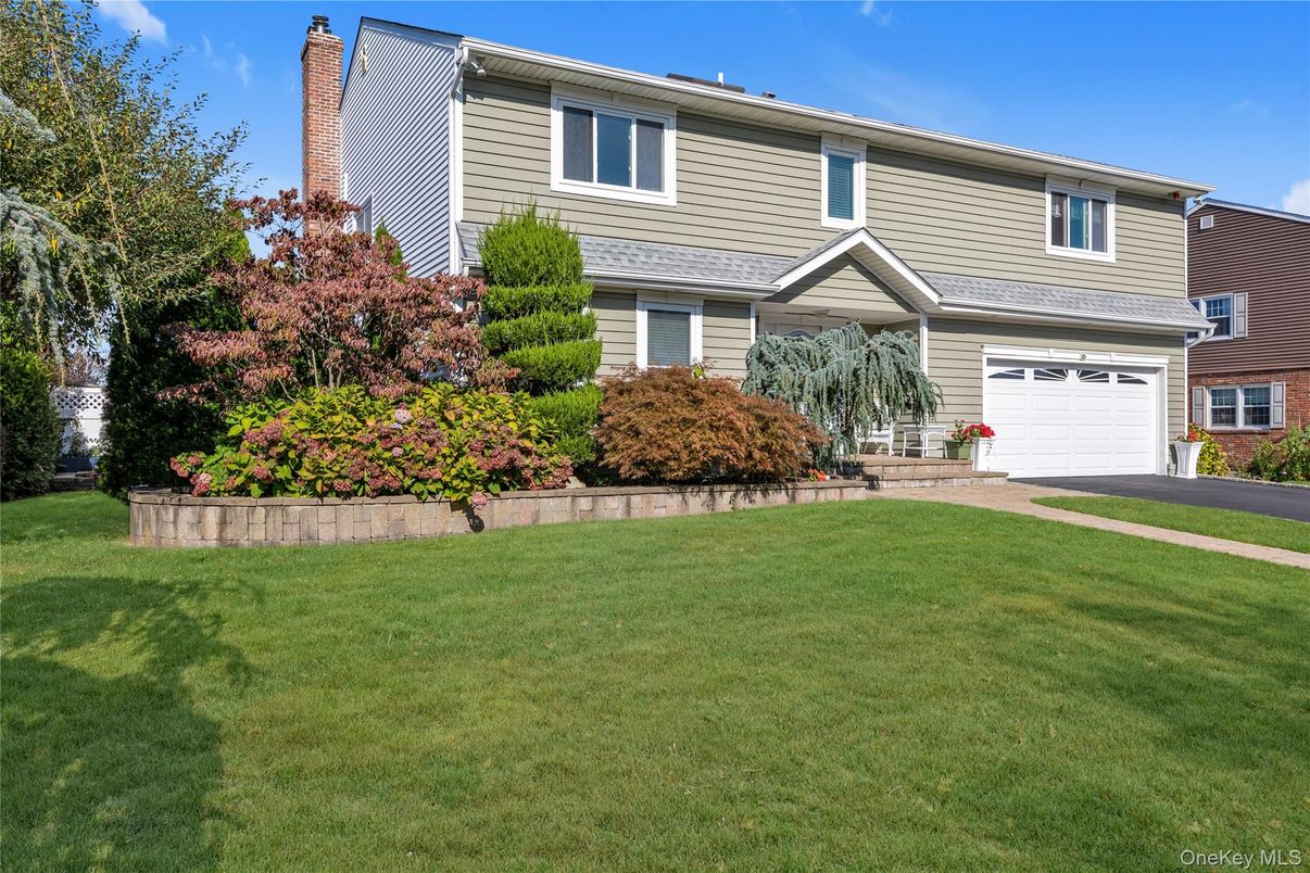 Attached, Exterior, Facade, Raised Ranch