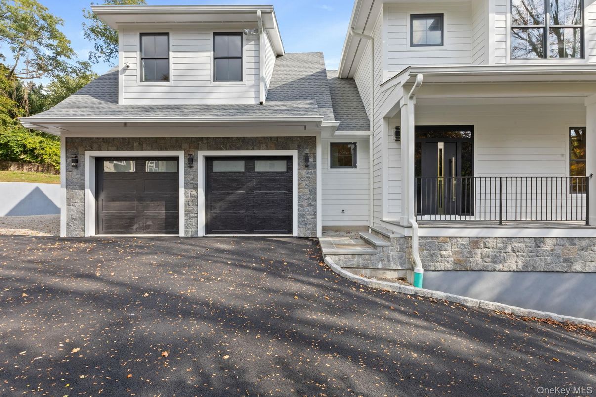 Attached, Exterior, Facade, Queen Anne Victorian