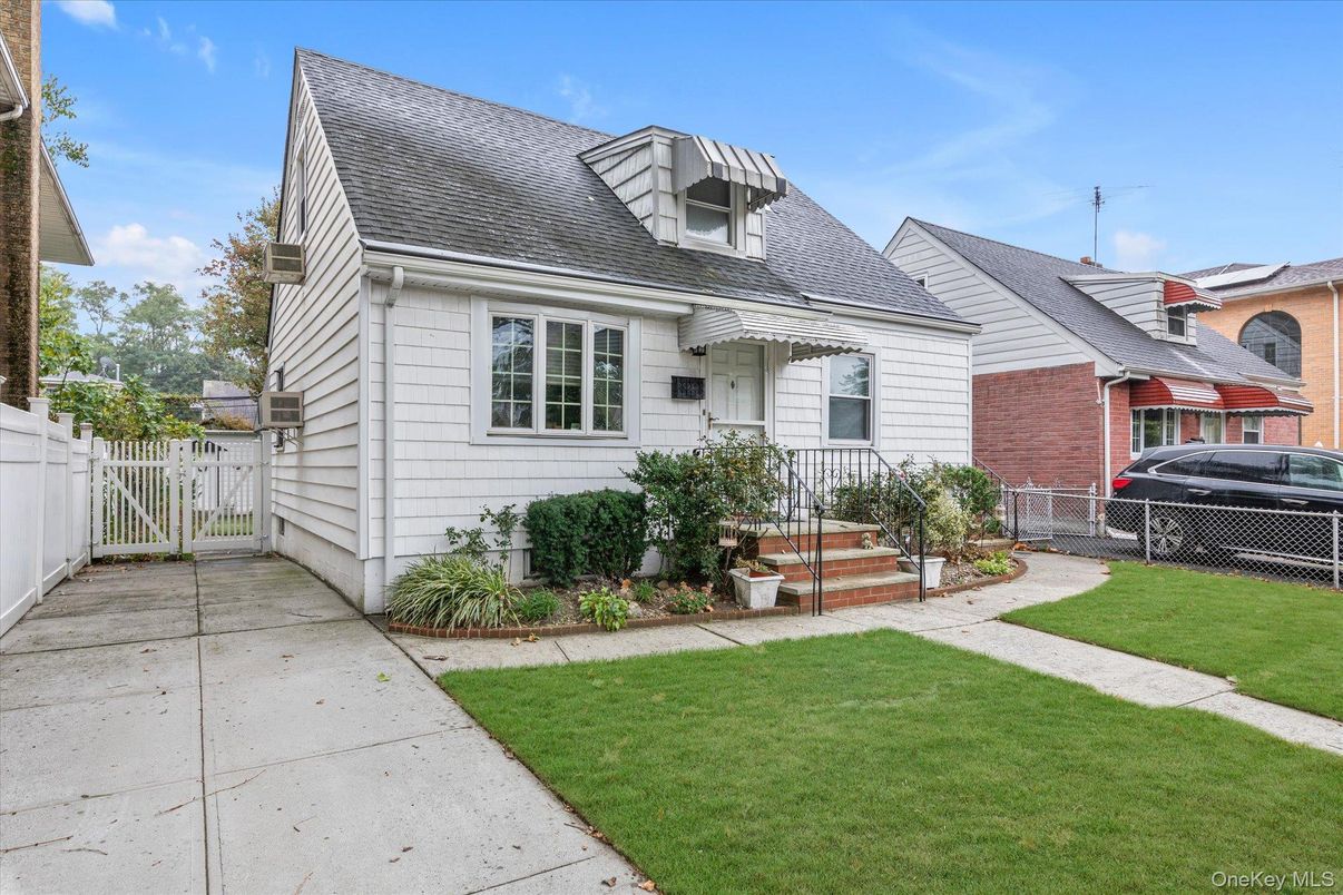 Exterior, Facade, Cape Cod