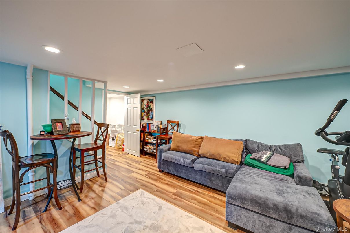 Fitness Equipment, Interior, Living room, Recessed Lighting, Wood Texture Flooring